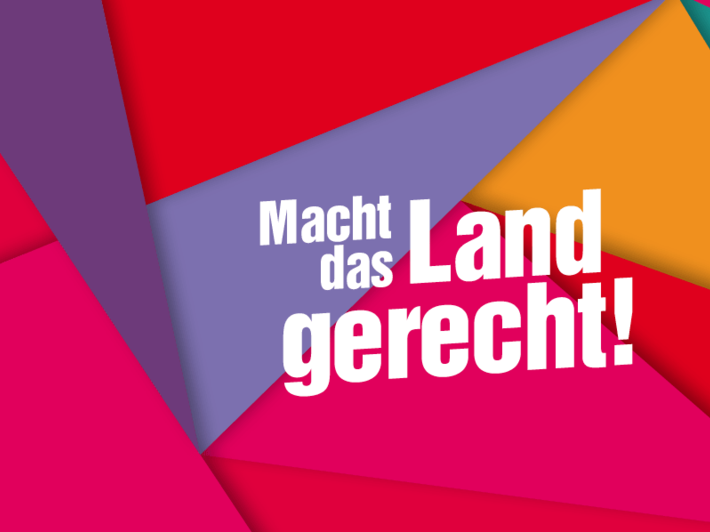 Die Grafik zeigt verschieden angeordnete bunte Dreiecke und dazu die Forderung "Macht das Land gerecht!"