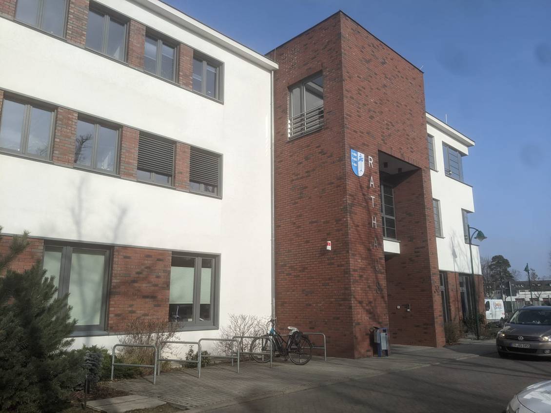 Das Foto zeigt das Rathaus in Rangsdorf.