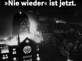 Das Foto ist eine schwarz-weiß Aufnahme einer brennenden Synagoge, dazu steht "In Erinnerung an die Novemberpogrome von 1938: "Nie wieder" ist jetzt.".
